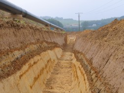 Die Verfärbungen im Erdprofil liefern den Geoarchäologen wichtige Erkenntnisse. (Foto: LVR-ABR)